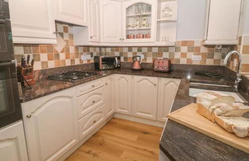 Sunshine Cottage Tideswell, Games room included. - Foto 5