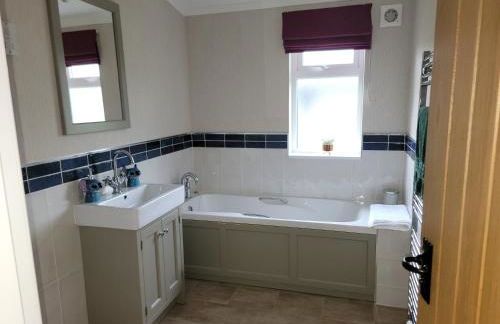 Luxury 2-Bed Lodge in Routh Sleeps 4 with Hot Tub - Foto 23