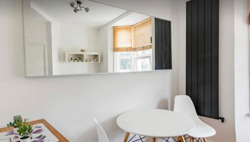 Duplex with free parking - Photo 3