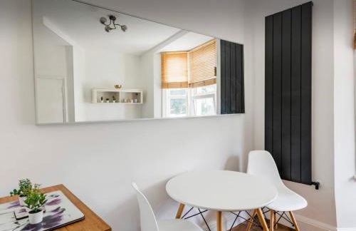 Duplex with free parking - Photo 3