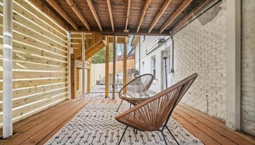 6 Min to North Hills - Private deck - In Unit Washer and Dryer - Foto 2