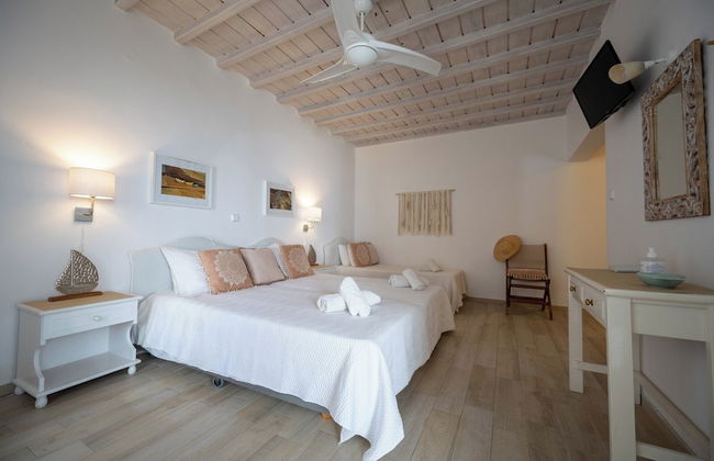 Mykonos Twins - Photo 11