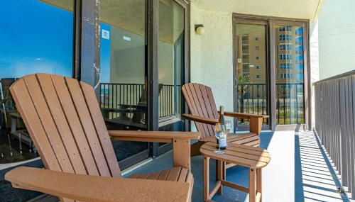 Ocean View Balcony just STEPS to the Beach with Pool, Parking and Wi-Fi! - Foto 5