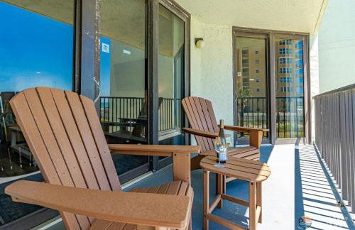 Ocean View Balcony just STEPS to the Beach with Pool, Parking and Wi-Fi! - Foto 5