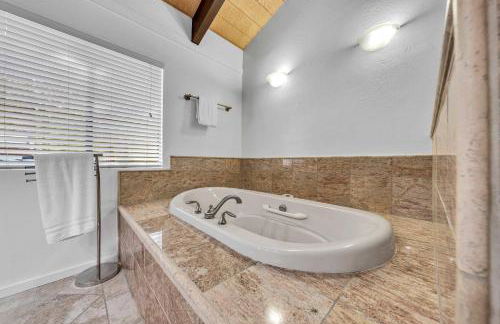 Beautiful Homewood Retreat with Deck and Grill - Foto 21