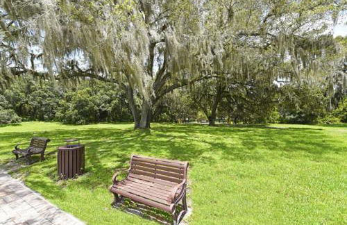 Lovely Lakeside 4-Bed Pool Home at Villa Sol-3125 - Foto 39