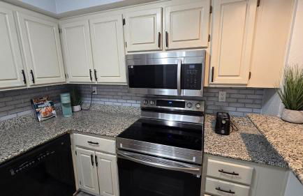 Cozy Comfy and Peaceful Oasis Getaway with Porch - Photo 11