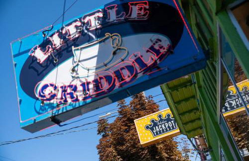 Stay Portland - Modern Portland Studio - Food Carts & Local Shops - Photo 16