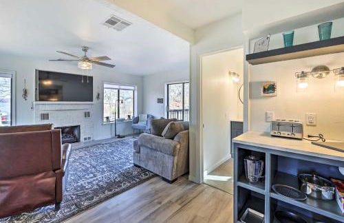 Lakefront Grove Cabin Shared Dock and Seasonal Pool - Foto 10