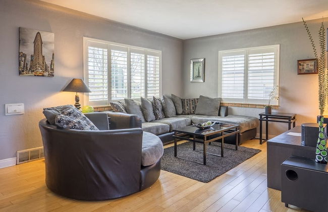 The Retro Escape City Park Hot Tub & Movie Theater - Foto 14