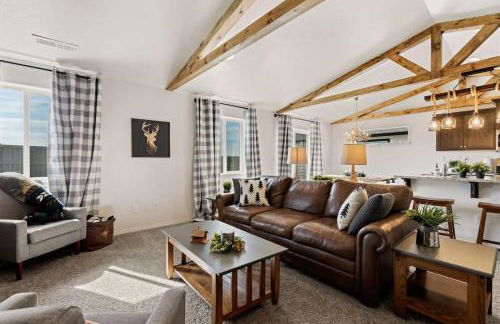 Modern Cabin Vibes, Vaulted ceilings, Sleeps 8! - Foto 8