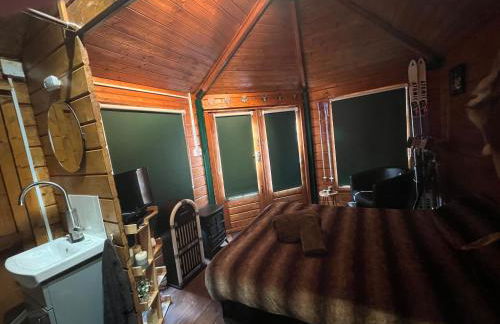 Romantic Swiss Cabin Hideaway & Hot Tub Spa Pool - Foto 33