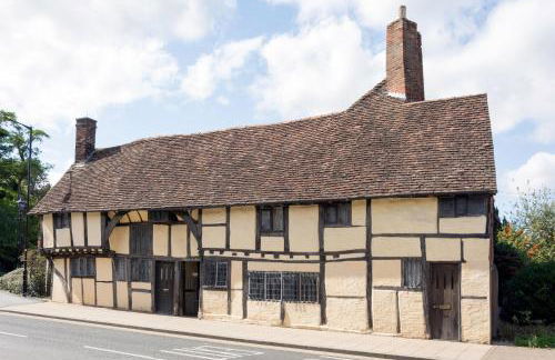 3 MASONS COURT The Oldest House in Stratford Upon Avon, Warwickshire. - Foto 1
