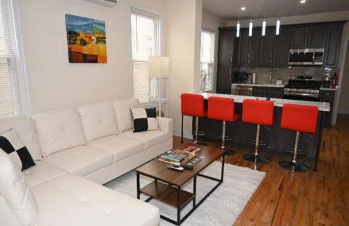 OoohLaLa! 2 Beds and 2 Full Baths w/Free Parking - Foto 1