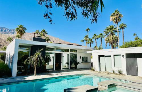 Retro Rendezvous Pool and Spa MidCentury Modern Home - Foto 16