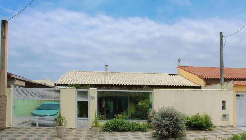 P004 - Casa com 3 dormitórios, churrasqueira e apenas 150m da praia - Foto 2