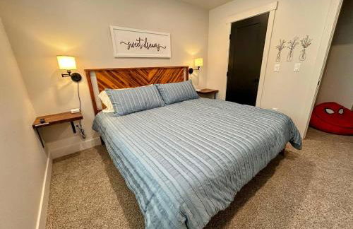 Peaks & Pines Modern Gem, 2 Kings, Bunks, Hot Tub, Walkable, Kid's Cove - Foto 40