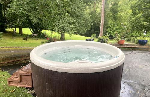 3 Bedroom Lodge Hotub pool in Horsley Surrey UK - Photo 71