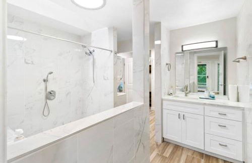 Tranquil Riverfront Retreat - Foto 29