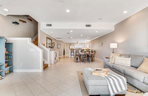 Dog-friendly beachfront dream with a wet bar & two furnished balconies - Foto 7