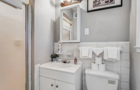 Mins from Parks Hiking & Dining- Brick Bungalow - Foto 12