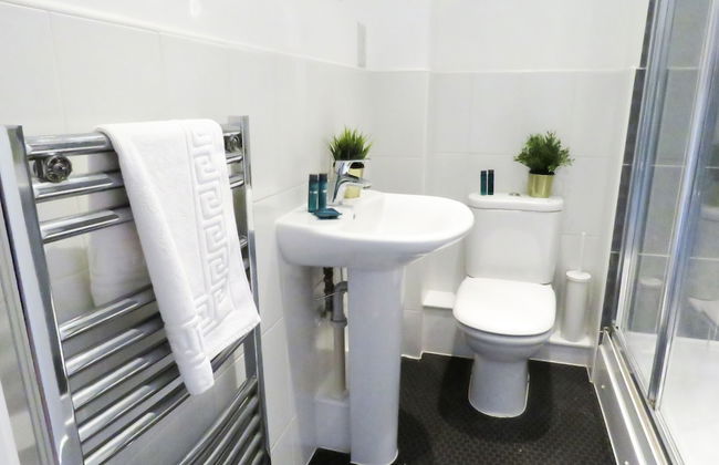 Tudors eSuites Two Bedroom & Balcony - Photo 13