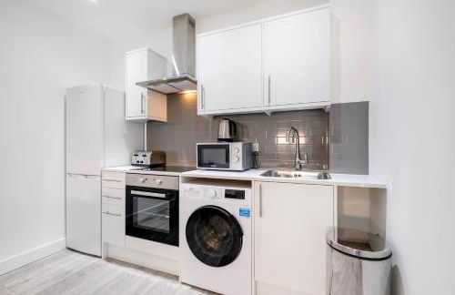 Luxurious 1 Bed Serviced Apartment with Wi-Fi - Photo 33