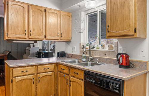 Spacious and Comfy Close to Everything Backyard - Foto 15