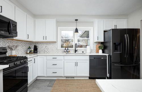 Main Street Retreat Hot Tub Sleeps 8 - Foto 2