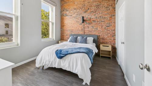 Rustic-Industrial Loft with Courthouse Views apts - Photo 4