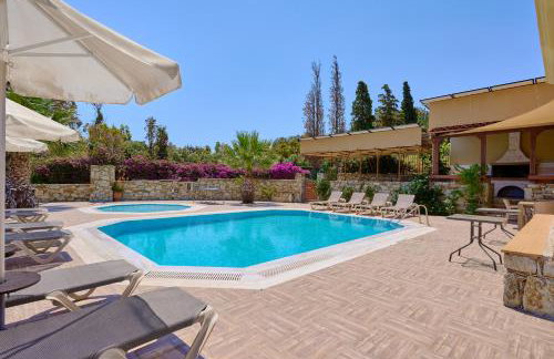 Family seaside Kladissos Villa with private heated pool! - Foto 50