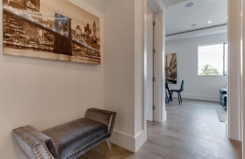 Luxury Modern 4 Bedroom 4 Bathroom Home with Rooftop Deck #4 - Foto 13