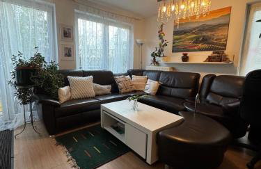 Schönes Haus mit 4 Schlafzimmer Küche Bad WC & Wohnzimmer 2 Parkplätze - Photo 1