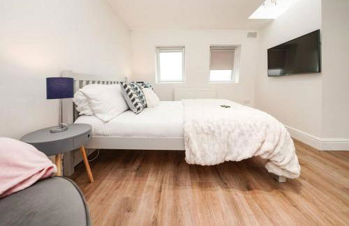 Newly Renovated Modern 4 Bed 3 Bath Apartment London - Foto 35