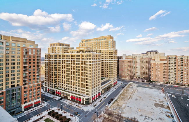 Global Luxury Suites at The Convention Center - Photo 42