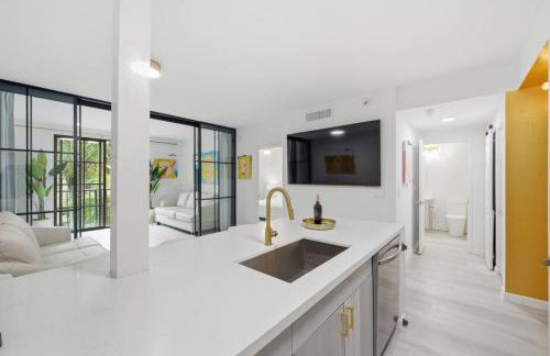 Stylish City Place WPB Escape King Bed and Den - Foto 13