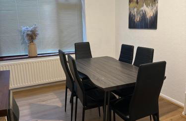 Contractor and Family, Private Detached Property DY5 - Foto 14