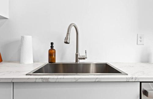 Charming 2nd-Floor Flat 3BR 2BA Free Parking - Foto 16