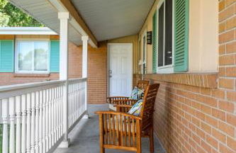 Central Location - 2 living spaces & covered patio! - Foto 23