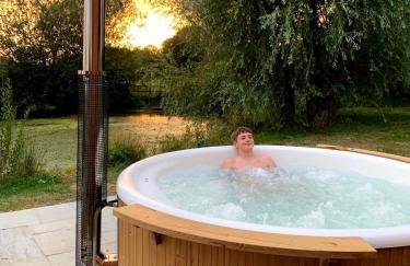 Farmhouse in Suffolk with wild swimming & hot tub - Photo 36