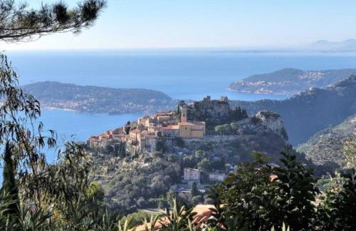 Villa d exception avec terrasse, jacuzzi, vue mer, parking, en plein cœur du village de Eze - Foto 9