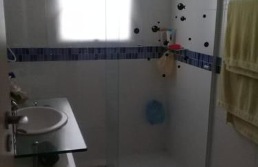 Encantador a 2 quadras da Enseada, com varanda e garagem - Foto 11