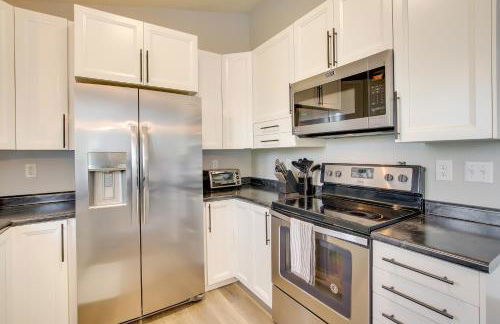 Bright Little Chute Condo with Deck and Yard! - Foto 10