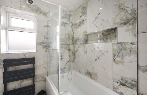 Stylish Home With Free Parking And Easy City Access - Photo 44