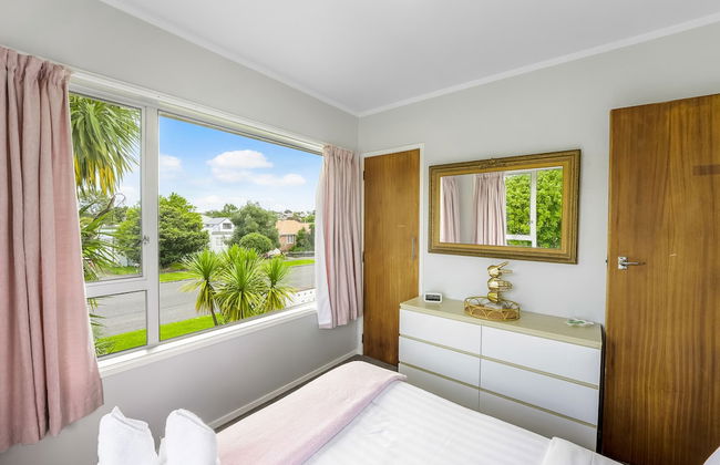 Inner City Retreat - WiFi - Netflix - Photo 13