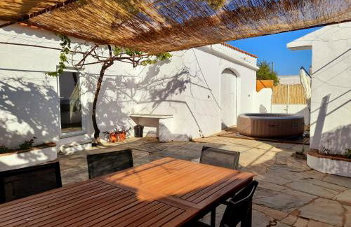 StoryHouse33 - Casa com histórias, pátio e jacuzzi - Foto 8