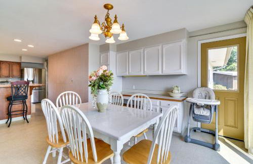 Serene Forest Grove Home with Deck and Stunning Views! - Foto 7