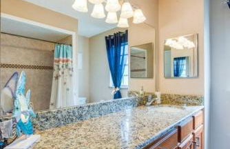 Large pool home and blocks away from the beach - Foto 46