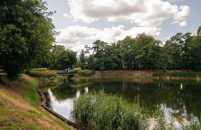 Modern Apartment Across the Ponds - Foto 37