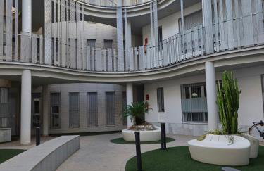 BONITO APARTAMENTO a 200 metros del centro de Sevilla con piscina y parking gratis - Foto 1